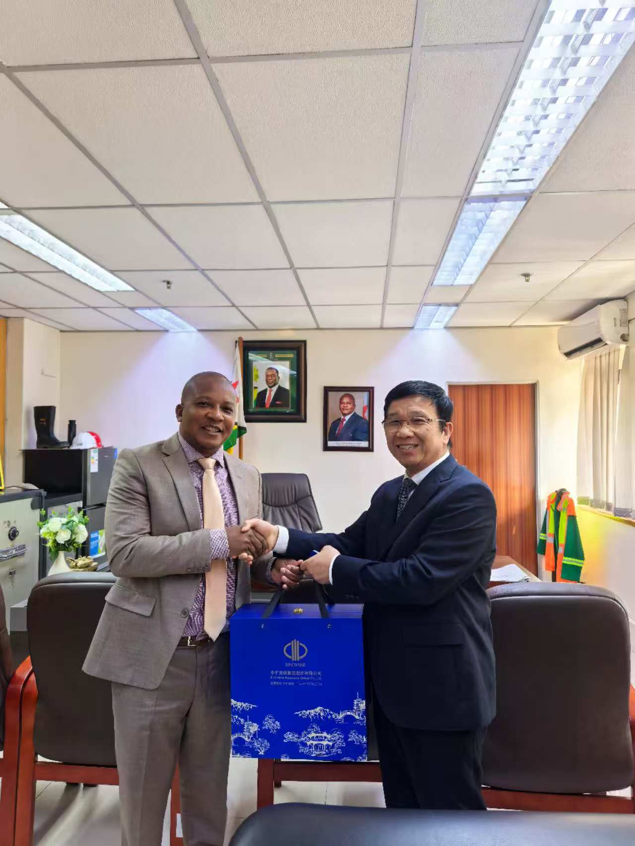 Sinomine Resource Group Chairman Wang Pingwei Meets with Zimbabwe&rsquo;s Minister of Mines